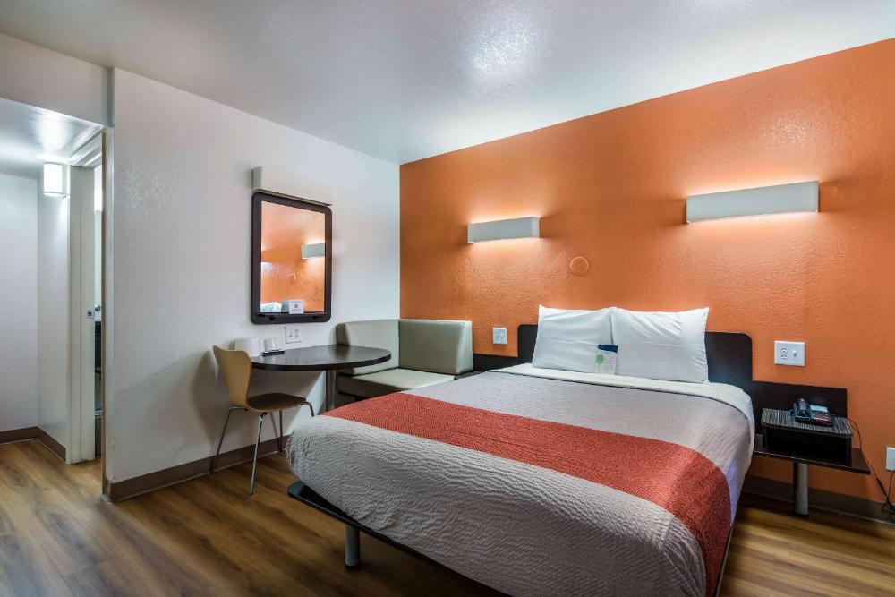 Queen Room - Non-Smoking interior