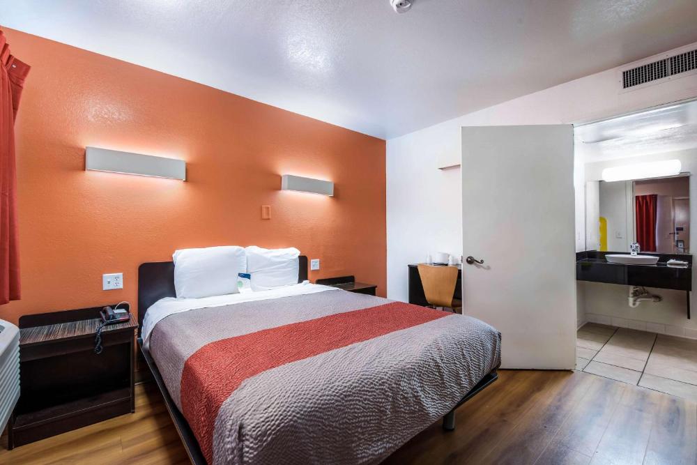 Queen Room - Disability Access - Roll in Shower interior